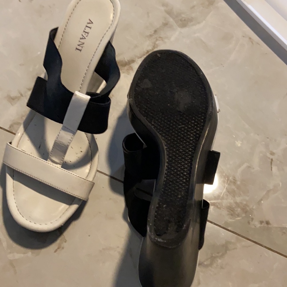 Black and white summer wedges - Picture 2 of 2